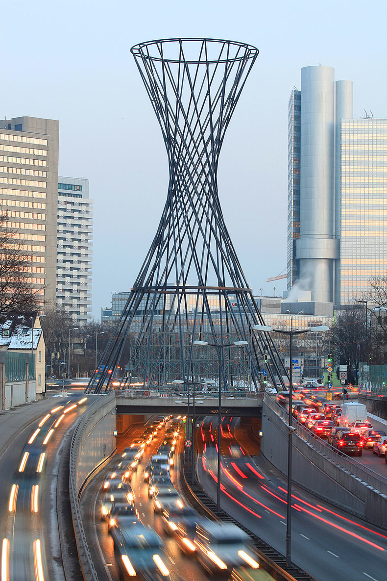 MAE WEST: 52 Meter hohes Kunstwerk aus Carbon am Effnerplatz in München