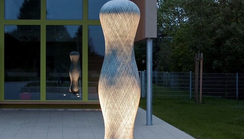 Beleuchtete Carbon-/Glasfaser-Skulptur in der Robinienstraße, München.