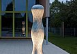 Beleuchtete Carbon-/Glasfaser-Skulptur in der Robinienstraße, München.